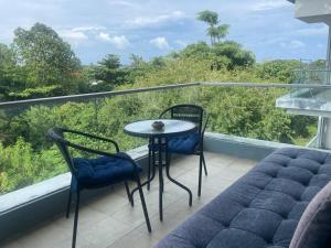 een tafel en 2 stoelen op een balkon met uitzicht bij Le Grand Bleu in Koh Samui