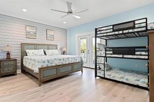 ガルフ・ショアーズにあるWater Oaks Lagoon House - Newly Built! Lagoon Front Paradise, Private Dockのベッドルーム1室(二段ベッド2台、ファン付) +32枚の写真