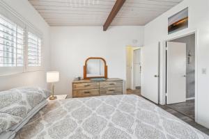 a bedroom with a large bed and a mirror at Beautiful 1 Bed Beach Condo #224 in Carpinteria