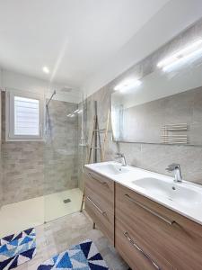un bagno con lavandino e doccia di Villa 6 couchages avec jardin a Ortaffa