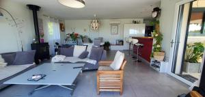 Les AssionsにあるVilla 6 Personnes 3 Chambres distinctes et piscine privée 5X10のソファとテーブルのあるリビングルーム