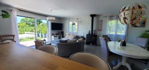 Les AssionsにあるVilla 6 Personnes 3 Chambres distinctes et piscine privée 5X10のテーブルと椅子のあるダイニングルームとリビングルーム