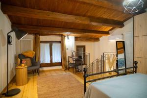 a bedroom with a bed and a desk in a room at colle del mondo country house in Collecorvino
