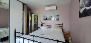 Les AssionsにあるVilla 6 Personnes 3 Chambres distinctes et piscine privée 5X10のベッドと鏡のある寝室 +23枚の写真