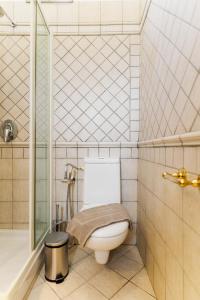 un bagno con wc e doccia di Atrium Villa Syvota a Sivota Altre 33 foto