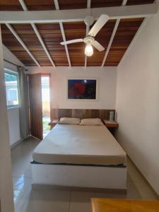 Giường trong phòng chung tại Recanto da Praia Kitnetes