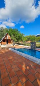 a resort with a swimming pool and a house at Cabaña Alpina - Ecos del Cerro in Paraguarí