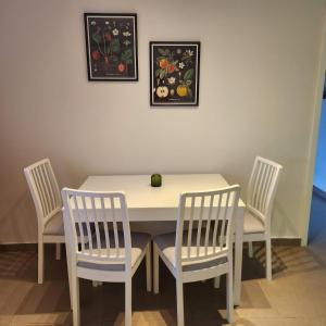 a dining room table with four chairs and a bowl on it at Esmeralda Ferienwohnung mit Sonnenterrasse & großem Parkplatz in Ebersbach-Musbach