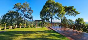 にあるChale Encanto - Domingos Martins ES - Santa Isabel wifiの木橋