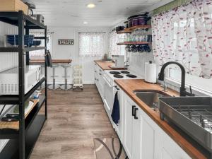 una cocina con fregadero y estufa horno superior en 217 Old Wharf Road 1A Dennis Port Cape Cod Grey Pearl, en Dennis Port