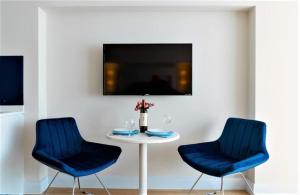TV a/nebo společenská místnost v ubytování Lavish Sea View Aparthotel in Orbi City Batumi