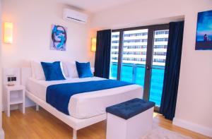 Rúm í herbergi á Restful Sea View Aparthotel in Orbi City Batumi +37 myndir