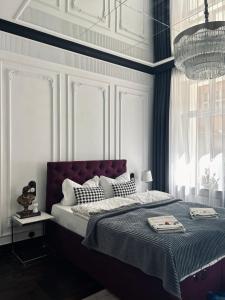 Un dormitorio con una cama grande con cabecero morado. en Belle époque appartement I The Artdrake Collection by LUX RELAX Apartamenty Kołobrzeg, en Koszalin
