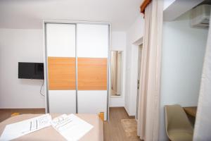 TV a/nebo společenská místnost v ubytování Jadran Apartments