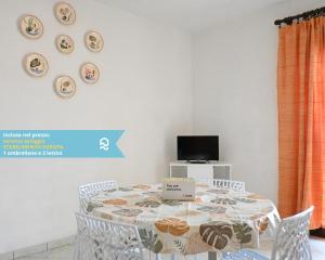 een eetkamer met een tafel en een laptop. bij RS317 - Marcelli, bilocale in residence fronte mare in Marcelli