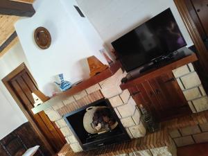an overhead view of a fireplace with a flat screen tv at Casita de Campo El Bujeo in Quéntar