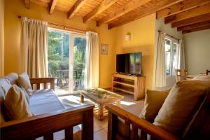 TV a/nebo společenská místnost v ubytování Bog Apart Foresta, Moderno Apartamento en la Naturaleza