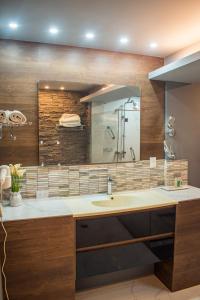 a bathroom with a sink and a mirror at Mantra Hotel Boutique in Santa Marta
