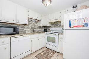 Kuchyň nebo kuchyňský kout v ubytování Island Winds East 602 condo