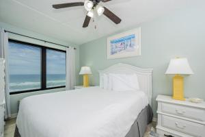 Postel nebo postele na pokoji v ubytování Island Winds East 602 condo + 33 fotografií