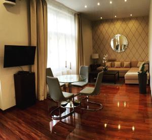 ブダペストにあるExecutive Apartmentのリビングルーム(テーブル、椅子、ソファ付)
