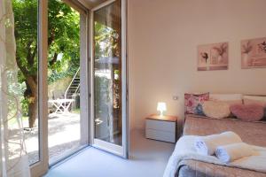 una camera da letto con un letto e una porta scorrevole in vetro di Melody's Garden House a Como