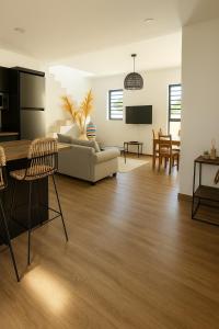 una sala de estar con un sofá y una mesa en Grand Ānaya - Luxury 2BR Villa with Private Pool, en Flic en Flac 21 fotos más