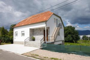 a small white house with a red roof at Casa Chan in Budiño