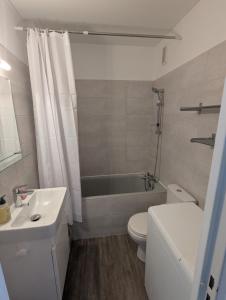 Bilik mandi di Appartement 5 personnes avec garage, balcon et belle vue +3 gambar