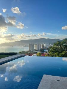 阿卡普尔科Brisa del Mar的可以欣赏城市景观的游泳池