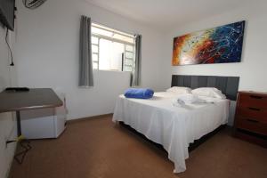 Cama ou camas em um quarto em Wafeh Pampulha Suítes