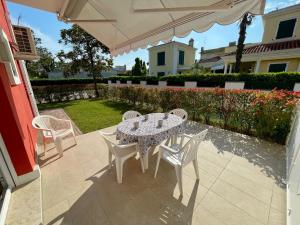 A balcony or terrace at Relaxing holidays by the beach - flat with garden