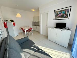 A kitchen or kitchenette at Relaxing holidays by the beach - flat with garden