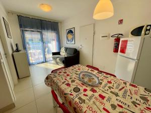 A bed or beds in a room at Relaxing holidays by the beach - flat with garden