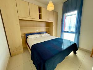 A bed or beds in a room at Relaxing holidays by the beach - flat with garden