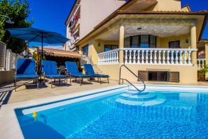 Der Swimmingpool an oder in der Nähe von Villa Allegria