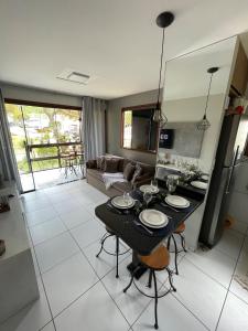 eine Küche und ein Wohnzimmer mit Tisch und Stühlen in der Unterkunft flat 013 - Serra Negra - Bezerros - PE in Bezerros + 51 Fotos