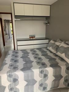 ein Schlafzimmer mit einem großen Bett und einer Kommode in der Unterkunft flat 013 - Serra Negra - Bezerros - PE in Bezerros