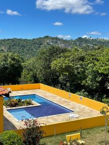 ein Swimmingpool auf einem gelben Haus in der Unterkunft flat 013 - Serra Negra - Bezerros - PE in Bezerros