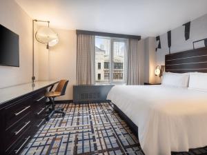 Cama ou camas em um quarto em Hilton New York Fashion District mais 37 fotos