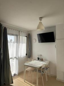 Μια τηλεόραση ή/και κέντρο ψυχαγωγίας στο Clarissa Apartment