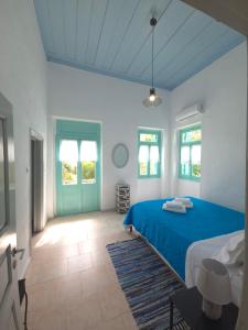 Postel nebo postele na pokoji v ubytování Symi Fos House