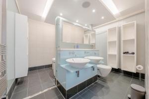 a bathroom with two sinks and a toilet at Harrods Platinum Pad in London +27 photos