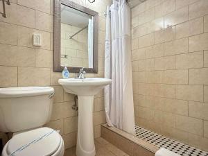 un baño con inodoro y lavabo en Downtown Stunning City View Onsite PARKING LM1102, en Atlanta