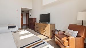 TV a/nebo společenská místnost v ubytování 1535 Guest Room Spruce Peak Lodge at Stowe Mt Resort Sleeps 4