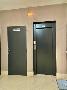 deux portes d'ascenseur vertes dans un bâtiment dans l'établissement Cozy apartment, in secure residence, à Agadir