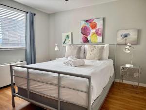 Un dormitorio con una cama grande con sábanas blancas. en Downtown Stunning City View Onsite PARKING LM1102, en Atlanta