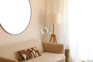 a living room with a couch and a mirror at GC - La Voile in Wissant