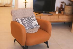 a brown chair with a blanket on top of it at GC - La Voile in Wissant +33 photos