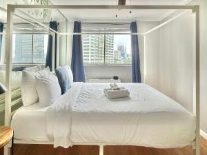 Un dormitorio con una gran cama blanca con ventana. en Downtown Stunning City View Onsite PARKING LM1102, en Atlanta 12 fotos más